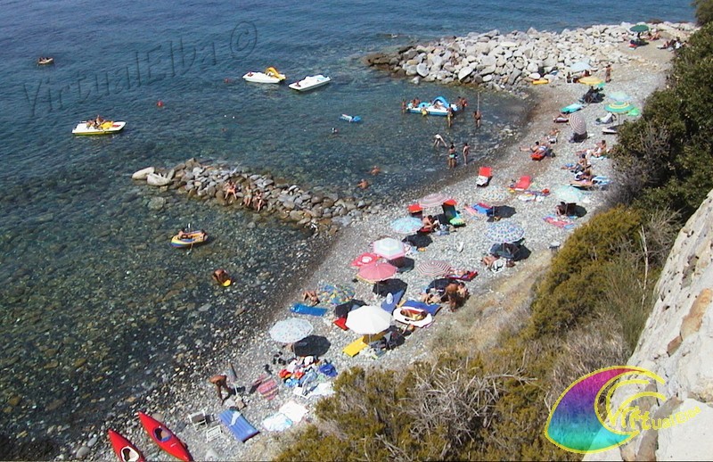 Spiaggia Di Pomonte Ed Il Relitto Di Pomonte Nave Affondata